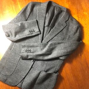Gray herringbone unline single vent blazer